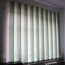 Вертикальные жалюзи как изысканный способ оформления окна.