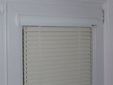 Домашние и офисные жалюзи в окне