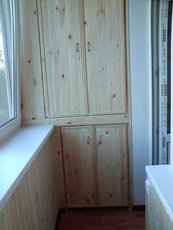 Балконный деревянный шкаф