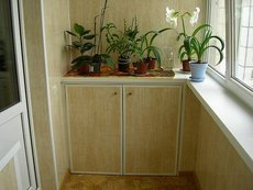 Балконная деревянная тумбочка обшитая пластиком