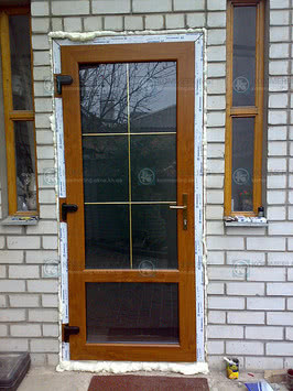 Входные металлопластиковые двери.