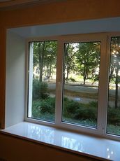 Окно трехстворчастое с теплым стеклопакетом для коттеджа в инновационном профиле REHAU GENEO.