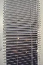 Солнцезащитные, алюминиевые, вертикальные жалюзи.