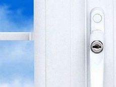 Окно из профильной системы от Алмпласт поворотно-откидное с наружной ламинацией в зал с фурнитурой компании Siegenia