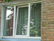 Пластиковое окно от Алмпласт поворотно-откидное в гостиную с фурнитурой компании Ворне в низшем ценовом диапазоне