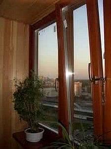 ПВХ окно от Рехау трехстворчатое комнатное с теплозащитным двухкамерным стеклопакетом ПВХ - недорого