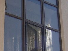 Окно ПВХ Алюпласт одночастное, фурнитура от Vorne в низшем ценовом диапазоне, размер окна 0,9 х 1,3 м