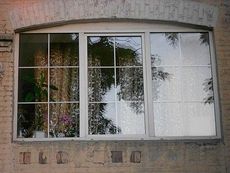 Окно Рехау трехчастное для коттеджей с фурнитурой от компании Vorne - недорого, размер окна 1,7 х 1,1 м