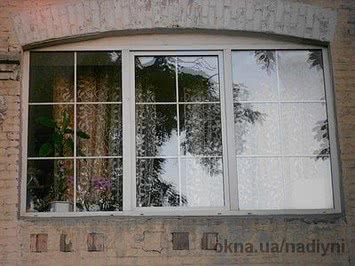 Окно Рехау трехчастное для коттеджей с фурнитурой от компании Vorne - недорого, размер окна 1,7 х 1,1 м