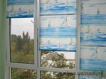 Пластиковое окно от Rehau трехстворчатое в зал с утепленным двухкамерным стеклопакетом, размер: 1,0 х 0,8 м