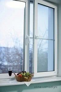 Пластиковое окно от WDS с фурнитурой от компании Ворне в средней ценовой категории, размер окна 1,0 х 1,2 м