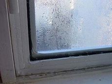 Окно ПВХ Интернова в зал со звукоизолирующим однокамерным стеклопакетом в средней ценовой категории