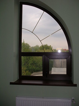 Окно металлопластиковое арочное, ламинация внутренняя (темный дуб)