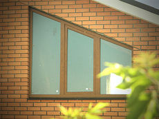 Металлопластиковое окно-трапеция с 2-мя глухими и одной поворотно-откидной створками с наружной ламинацией (золотой дуб)