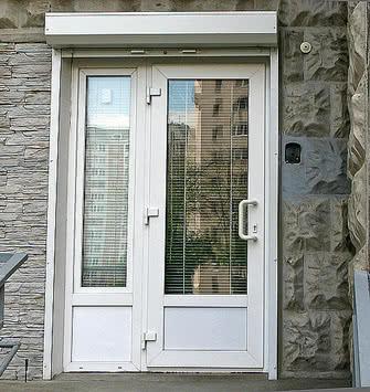 Входная дверь металлопластиковая с глухой и поворотной створками