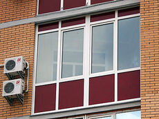 Пластиковое остекление балкона c двумя глухими и двумя поворотно-откидными створками