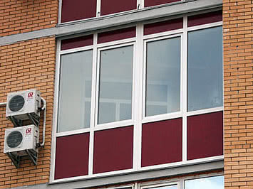 Пластиковое остекление балкона c двумя глухими и двумя поворотно-откидными створками