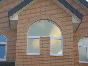 Окно арочное металлопластиковое с двумя поворотно откидными створками