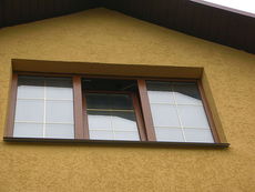 Окно металлопластиковое трехчастное с двумя глухими и поворотно-откидной створками, односторонняя ламинация