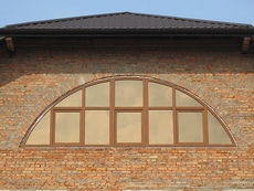 Окно арочное c тремя поворотно-откидными створками, ламинация наружная (темный дуб)