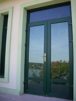 Входная дверь металлопластиковая с двумя поворотными створками, с наружной ламинацией (темно-зеленый)