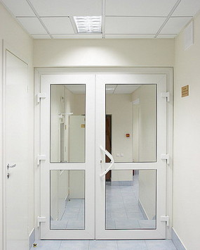 Входная дверь металлопластиковая с двумя поворотными створками