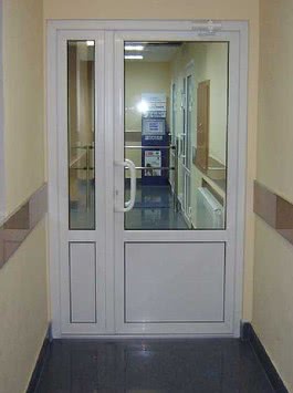 Дверь металлопластиковая с глухой и поворотной створками