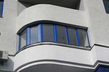 Эркерный балкон с наружной ламинацией (синий бриллиантовый)