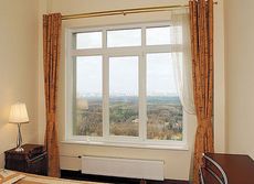 Окно трехчастное с двумя глухими и поворотно-откидной створками