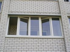 Остекление лоджии с тремя глухими и двумя поворотно-откидными створками