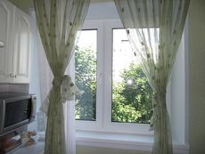 Двухчастное пластиковое окно с двумя поворотно-откидными створками