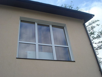Трехчастное окно с импостами, с двумя глухими и одной поворотно-откидной створками.
