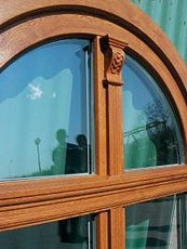 Деревянные окна с декоративными элементами