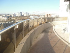 Стеклянные перила для балконов