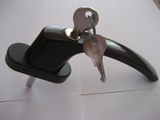 Оконные ручки с замком фирмы FAM - идеальная мера предосторожности.