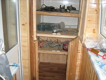 Шкаф на балкон из деревянной вагонки