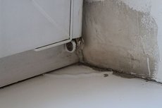 герметизация примыкания окна с подоконником