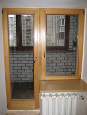 Балконный блок из натурального дерева