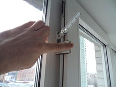 Ограничитель положения окна белый