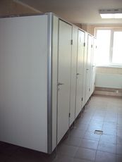 туалетные кабинки