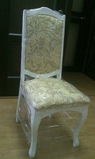 Белые стулья из дерева