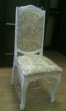 Белые стулья из дерева