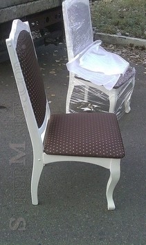 Белые стулья