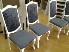 Белые стулья из бука