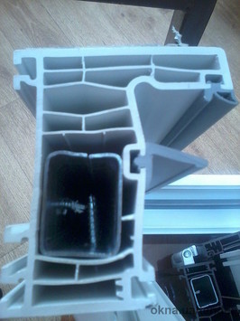 Окна, которые не промерзают зимой, изготовленные из 7-ми камерного профиля усиленные квадратным металлическим армиром и с двойным контуром уплотнения. Теплее и надежней не бывает.