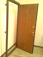 Металлические входные двери с двумя МДФ накладками для квартиры.