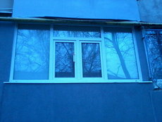 Балконная рама размером 2800/ 1500 мм с одной открывной створкой в одно стекло 4 мм. Самый дешевый вариант.