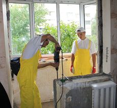 Демонтаж подоконной тумбы на балконе.