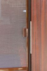 Коричневая москитная сетка на балконную дверь