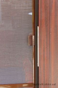 Коричневая москитная сетка на балконную дверь